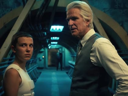 Millie Bobby Brown en Stranger Things con Matthew Modine