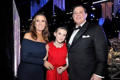 Millie Bobby Brown junto a su mamá y su papá