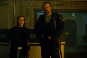 Millie Bobby Brown y David Harbour en Stranger Things