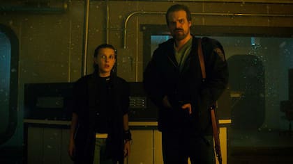 Millie Bobby Brown y David Harbour en Stranger Things