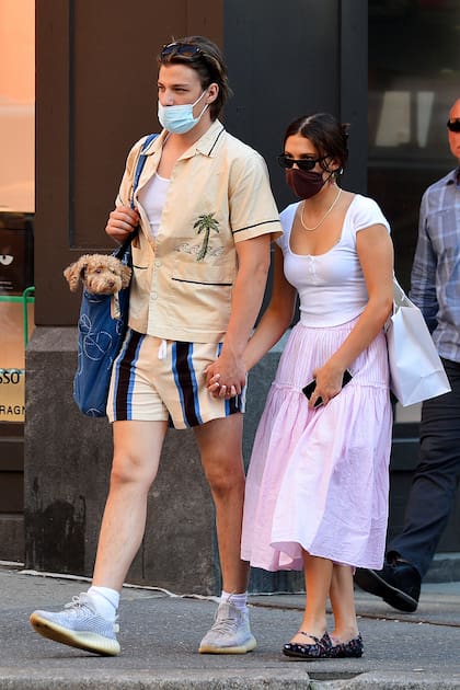 Millie Bobby Brown y Jake Bongiovi, en las calles de Nueva York, con tapabocas