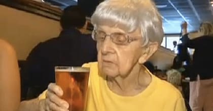 Millie Bowers puede tomar una cerveza por día