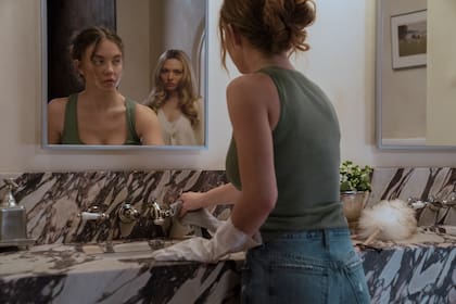 Millie Calloway (Sydney Sweeney) cree haber encontrado el trabajo de sus sueños de la mano de Nina Winchester (Amanda Seyfried) y su familia de apariencia perfecta