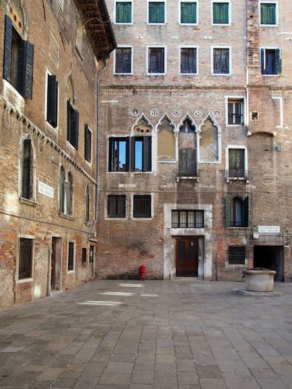 Milllones de turistas visitan anualmente la Corte del Milion, una de las casas donde vivió Marco Polo en Venecia, aunque su palacio familiar desapareció hace siglos