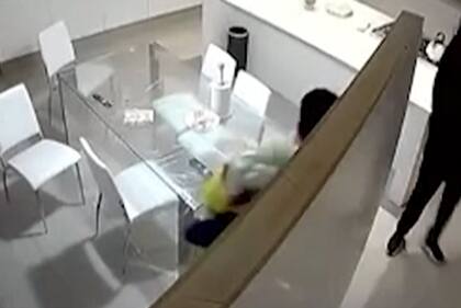 Los delincuentes quedaron grabados por las cámaras de seguridad instaladas en el interior de la casa robada