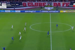 Tenían todo para liquidar el partido de contraataque, pero el árbitro marcó el final y los jugadores estallaron