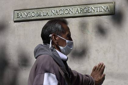 Millones de argentinos reciben ayuda estatal durante la pandemia