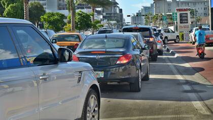Millones de estadounidenses abandonan sus casas ante la llegada del feroz huracán Matthew