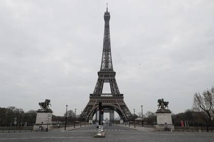 Millones de turistas visitaban hace unos meses la torre que hoy, con el cielo gris detrás, ofrece una imagen espectral