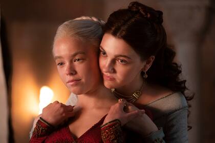 Milly Alcock y Emily Carey interpretan a Rhaenyra Targaryen y Alicent Hightower, amigas de la infancia separadas por el juego de tronos en La casa del dragón