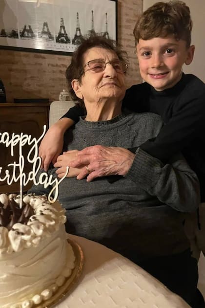 Milo, el nieto mayor de Oscar Ruggeri, saluda a su bisabuela Hilda, que cumplió 90 años