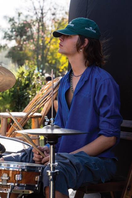 Milo en pleno show, con su batería. También está dando sus primeros pasos como modelo.