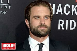 Tiene 35 años, es hijo de una gran estrella del cine y sigue los pasos de su famoso padre en la actuación