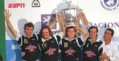 Milo Fernández Araujo, Eduardo, Ignacio y Alberto Heguy, con el DT Daniel González: los campeones levantan la anhelada copa en Palermo