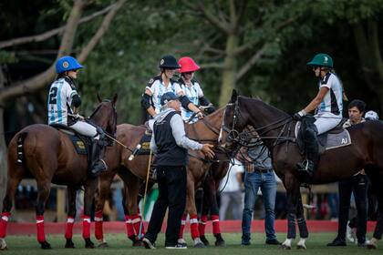 Milo Fernández Araujo, el director técnico más ganador en el polo argentino, conversa con sus pupilas Uranga, Vasquetto, Lavinia e Imaz.