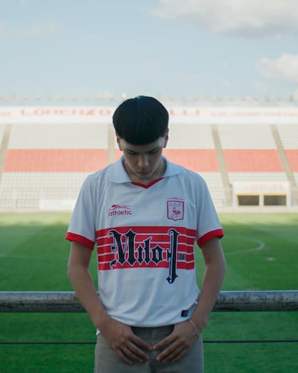 Milo J, con la nueva indumentaria de Deportivo Morón