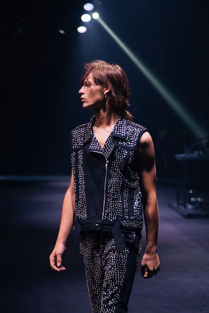Milo sorprendió por su marcado parecido con sus padres. Entró en escena con un jean y un chaleco con tachas de la colección FW de Kosiuko inspirada en el rock and roll