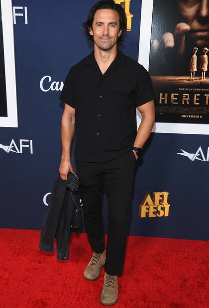 Milo Ventimiglia, que hace unas semanas anunció que será papá por primera vez, dijo presente en esta proyección. El actor de This Is Us eligió un look total black que combinó con campera de jean y borcegos de gamuza marrones