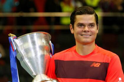 Milos Raonic con su título en San Petersburgo