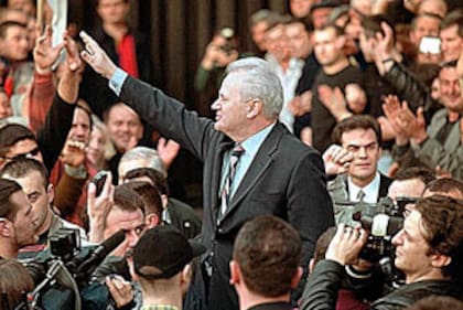 Milosevic saluda a partidarios que acudieron ayer a saludarlo frente a su domicilio, en Belgrado