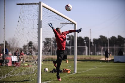 Milton Álvarez vuela, en un entrenamiento de Independiente