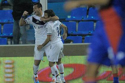 Milton Caraglio en el festejo de gol ante Tigre