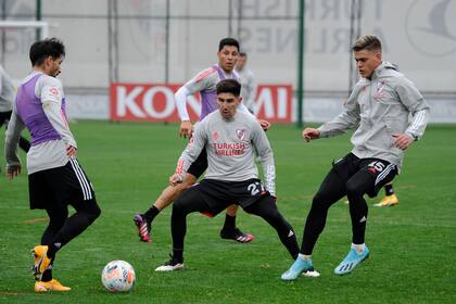 Milton Casco, Agustín Fontana, Enzo Pérez y Federico Girotti, en la práctica de este jueves.