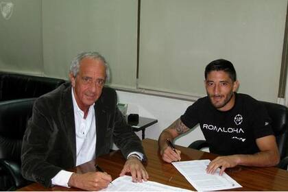 Milton Casco anoche firmó su contrato con River