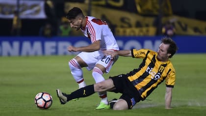 Milton Casco recibe la marca de Hernán Novik en la ida en Paraguay; hoy volverán a enfrentarse