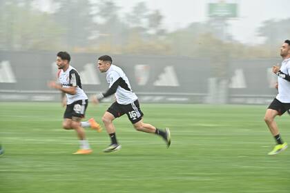 Milton Casco y Fabricio Bustos en pleno trabajo de aceleración en la mini pretemporada que realizó River aprovechando el receso por la fecha FIFA