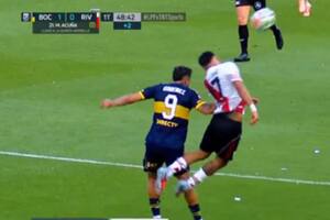 La polémica del primer tiempo: el foul de Milton Giménez que Ramírez no cobró en el gol de Boca