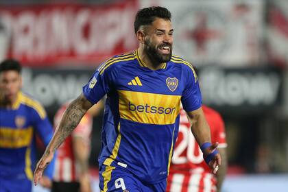 Milton Giménez de Boca Juniors celebra luego de anotar el primer gol del equipo durante un partido de Liga Profesional 2024 entre Estudiantes y Boca