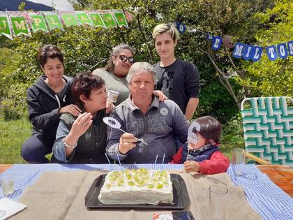 Milton Rhys, con su esposa, Alejandra Beccaria, su nieto Patricio, hijo de su hija mayor, Astrid. Sus otros dos hijos son Gretel y Denis