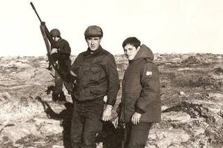 Bombas, desazón y los insultos de Galtieri: los recuerdos del conscripto que vivió la guerra al lado de Menéndez