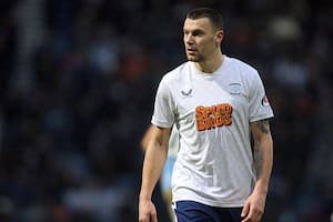 Agresiones, insultos xenófobos y mordiscones: el delantero violento que enciende polémicas en Inglaterra