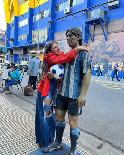 Mimi Land en su visita a La Boca, en la Ciudad de Buenos Aires, junto a una estatua de Lionel Messi