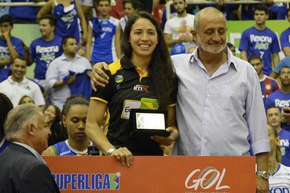 Mimi Sosa recibe el premio individual a la mejor sacadora en Brasil