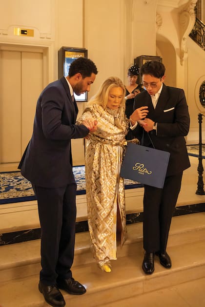 Mimicha, acompañada por Ilan, del Hotel Ritz (a la izquierda), y por Hao Sun, de la casa Cartier Mónaco (a la derecha). Sun –quien fue el encargado de llevarle a Mimicha el collar Cartier desde Mónaco– le regaló un jarro simbólico de Mónaco