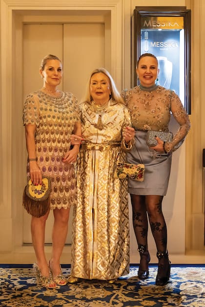 Mimicha, con sus dos hijas antes de empezar su memorable celebración en el Ritz