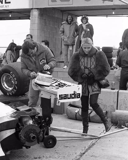 Mimicha y Lole Reutemann en boxes.