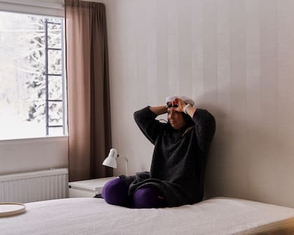 Mimmi Marjamaa, profesora de danza y terapeuta sexual, en la casa de su madre en Kokkola, Finlandia, el 20 de febrero de 2023.