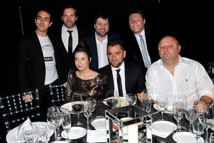 A la mesa I. Mercdes Funes junto a su pareja, Guido Kaczka, Juan Gil Navarro, Daniel Rinaldi y Joaquín Flamini, en una de las mesas de la gala