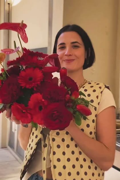 Mimos, una torta sin gluten y frutas naturales y un gran ramo de flores para celebrar su cumpleaños