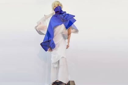 Min Agostini presentó prendas mutables, que se pueden transformar en varias