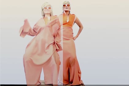 Min Agostini usó una paleta variada de tonos terrosos y destellos de azul eléctrico