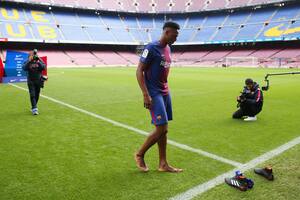 Yerry Mina en Barcelona: de pisar el césped descalzo al saludo con Messi