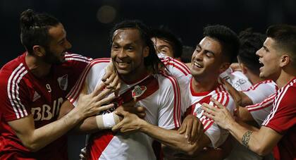 Mina, autor del gol del triunfo, es abrazado por Larrondo y Pity Martínez; el ecuatoriano es una revelación por su rápida adaptación a River