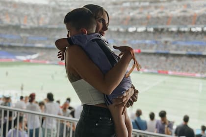 Mina Bonino y su hijo Benicio 