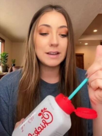 Mindy usó como ejemplo y recipiente de plástico de una salsa (Crédito: TikTok/@menzennial)