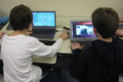 Minecraft puede resultar una alternativa para que los chicos aprendan programación